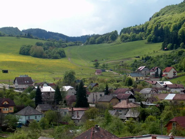 pohľad z Lietavy na Hrad Lietava a časť Majera