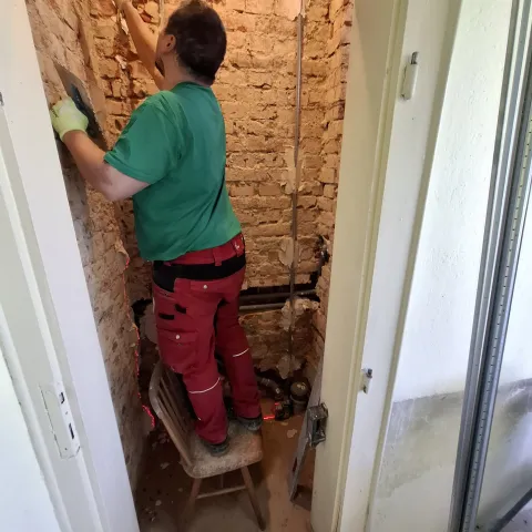 16 Toaleta počas rekonštrukcie