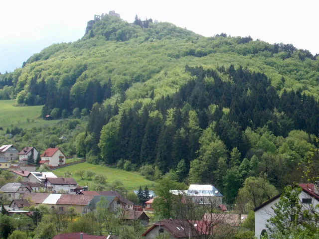 pohľad z Lietavy na Hrad Lietava