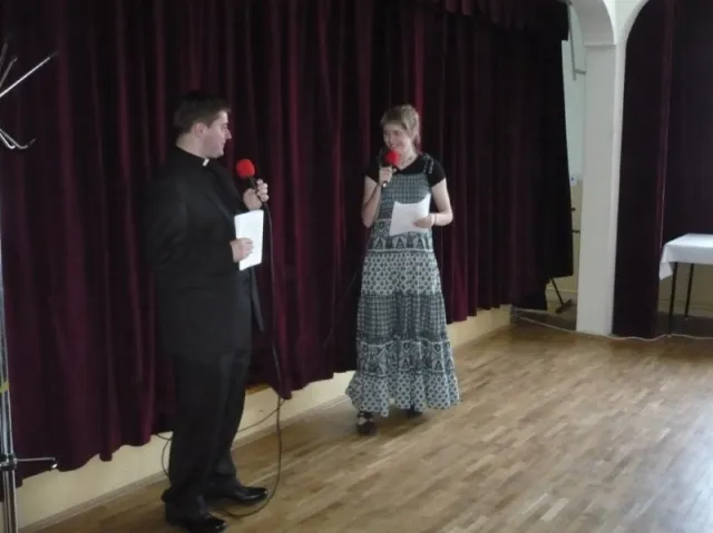 Vdp.kaplán Daniel Šedík a Veronika Čibenková - moderátori